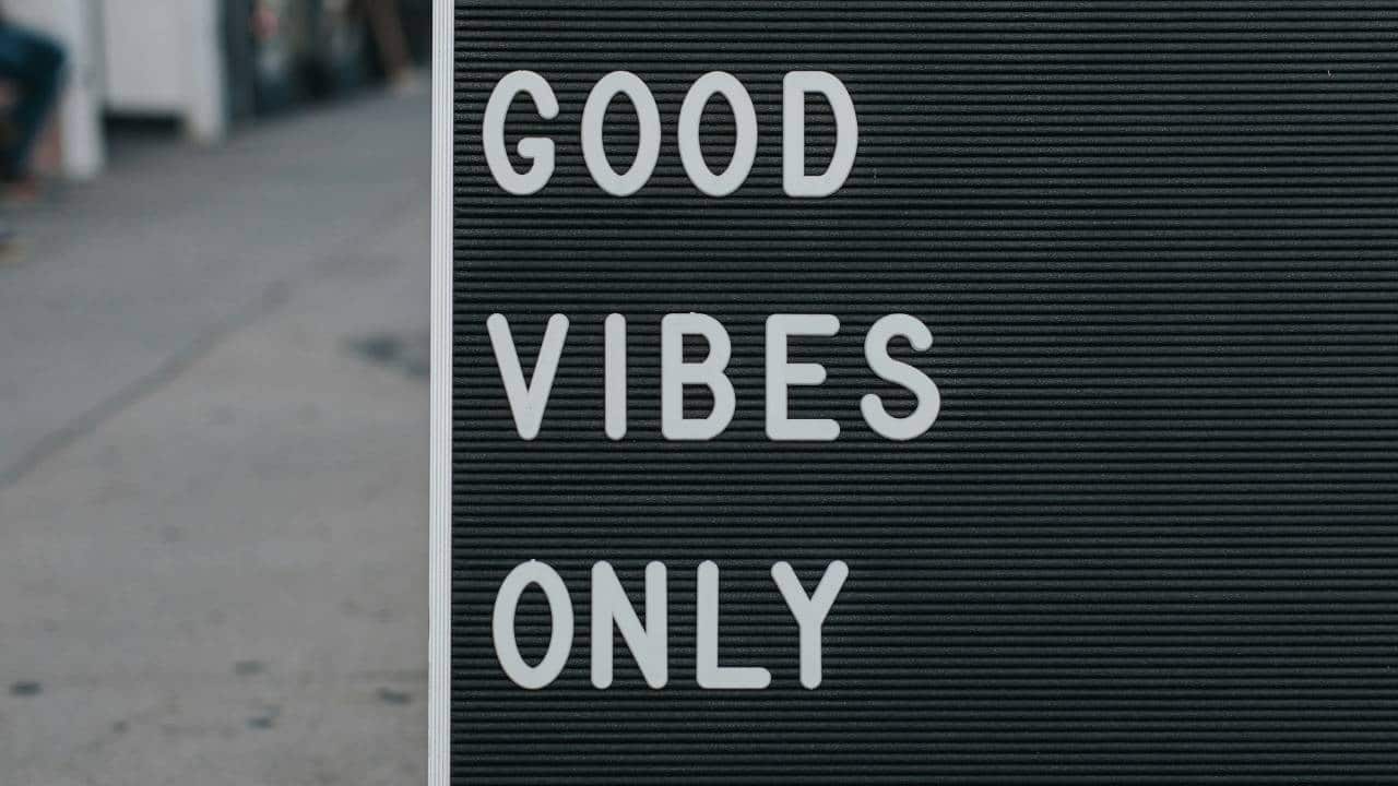 A street sign saying "good vibes only"